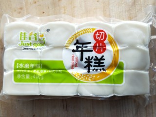 3、年年高升广式腊肠炒年糕,超市买的年糕，取适量(喜欢可以多放)。