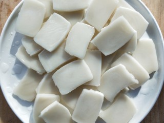 4、年年高升广式腊肠炒年糕,温水洗净。