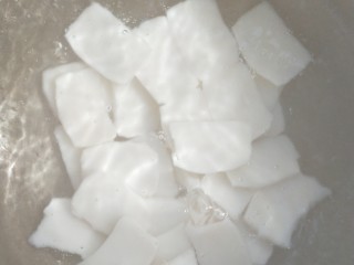 5、年年高升广式腊肠炒年糕,锅中烧开水，放入年糕片。