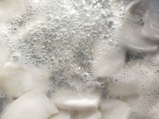 6、年年高升广式腊肠炒年糕,煮一会。