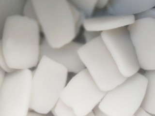 7、年年高升广式腊肠炒年糕,捞出，马上放凉水中，炒之前沥干。