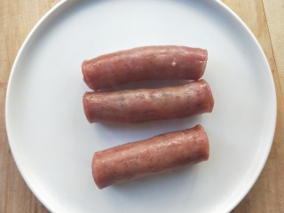 8、年年高升广式腊肠炒年糕,广式腊肠蒸熟了，取出，稍放凉。