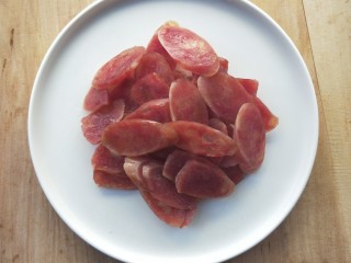 9、年年高升广式腊肠炒年糕,切薄片，备用。