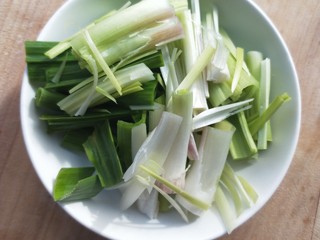 10、年年高升广式腊肠炒年糕,蒜苗洗净，切小寸段，备用。