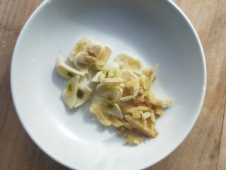 11、年年高升广式腊肠炒年糕,切好蒜末，姜末。