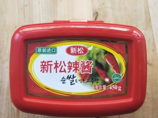 12、年年高升广式腊肠炒年糕,准备好韩国辣酱。