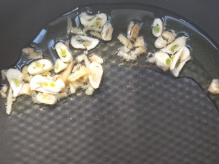 13、年年高升广式腊肠炒年糕,起油锅，放姜末、蒜末。