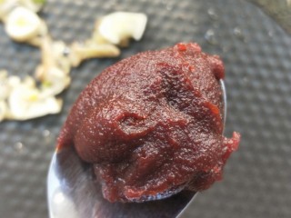 14、年年高升广式腊肠炒年糕,放1-2勺韩国辣酱。