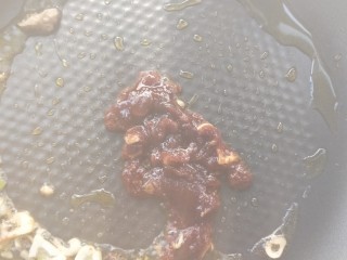 15、年年高升广式腊肠炒年糕,小火慢慢煸炒。