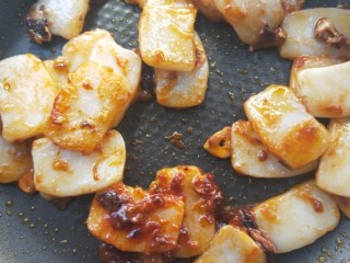 17、年年高升广式腊肠炒年糕,小火翻炒。