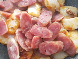 18、年年高升广式腊肠炒年糕,加入广式腊肠片。