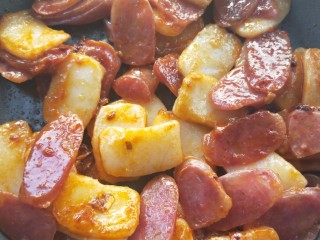 19、年年高升广式腊肠炒年糕,翻炒均匀。