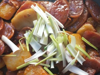 20、年年高升广式腊肠炒年糕,加蒜苗白色部。