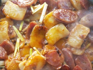 21、年年高升广式腊肠炒年糕,加少许生抽，适量清水，适量盐，调味翻炒均匀。