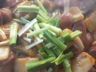 22、年年高升广式腊肠炒年糕,放蒜苗叶，加鸡精。