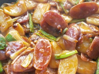 23、年年高升广式腊肠炒年糕,翻炒均匀出锅。