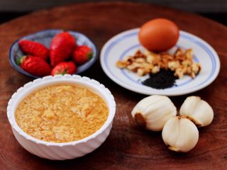 1、草莓酒酿百合鸡蛋羹,首先备齐所有的食材。