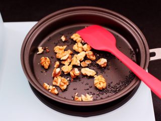 5、草莓酒酿百合鸡蛋羹,把核桃仁和黑芝麻，放入东菱早餐机的平底锅中，小火炒香后盛出备用。