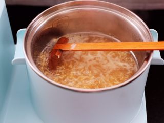 6、草莓酒酿百合鸡蛋羹,汤锅里倒入适量的清水，把酒酿倒入锅中，大火煮沸后，再煮2分钟左右。