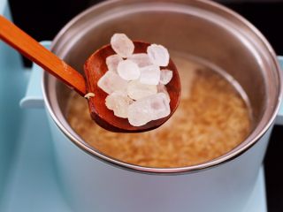 7、草莓酒酿百合鸡蛋羹,这个时候锅中加入冰糖。