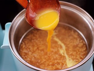 8、草莓酒酿百合鸡蛋羹,待锅中冰糖全部溶化后，倒入提前打散的鸡蛋液，慢慢打出蛋花。