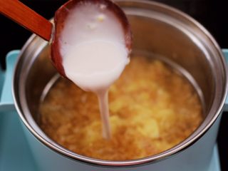 10、草莓酒酿百合鸡蛋羹,这个时候把提前化开的水淀粉倒入锅中勾芡。