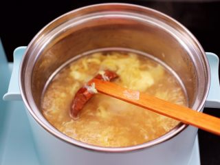 11、草莓酒酿百合鸡蛋羹,用勺子搅拌均匀，大火煮沸。