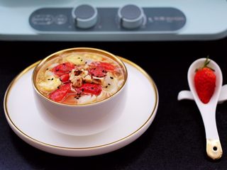 16、草莓酒酿百合鸡蛋羹,啦啦啦，酸酸甜甜的草莓酒酿百合鸡蛋羹就出锅，盛到碗里撒上炒香的核桃碎和黑芝麻，完美。