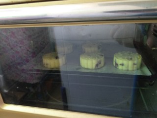 15、蔓越莓土豆月饼,放入预热180℃烤箱,上下火中层烤15分钟。