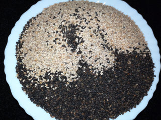 2、彩色汤圆,黑芝麻、白芝麻炒熟备用。