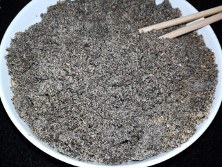 3、彩色汤圆,黑芝麻、白芝麻、白糖用料理机打碎，加入融化的黄油拌匀。（没有料理机可以将芝麻装入保鲜袋，用擀面杖或者玻璃瓶擀碎）