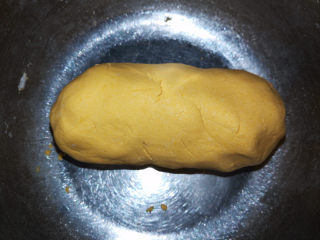 5、彩色汤圆,揉成光滑不开裂的面团。装入保鲜袋或者盖上保鲜膜，以防干裂。