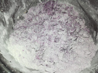 6、彩色汤圆,紫薯泥同样趁热跟糯米粉混合。