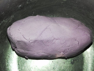 7、彩色汤圆,再加入温水，和成光滑不开裂的面团。