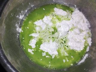 9、彩色汤圆,将菠菜汁趁热过滤到糯米粉中。