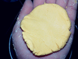 11、彩色汤圆,取一块面团，在掌心按扁。