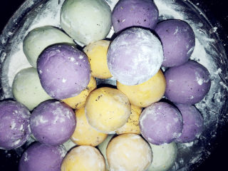 13、彩色汤圆,利用虎口收好口，搓圆。滚上一层干的糯米粉。依次做好。做的过程一定要用保鲜膜或者保鲜袋盖好。