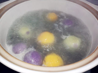 15、彩色汤圆,煮至所有汤圆漂浮在水面就熟了。