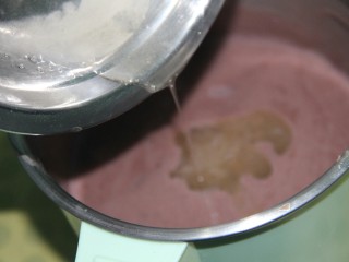 12、红豆蓉黑枣羹,把融化的吉利丁粉倒入晾凉的红豆蓉液中,搅匀