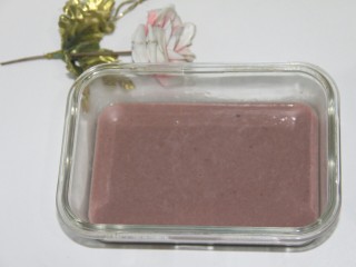 13、红豆蓉黑枣羹,倒入一个容器中