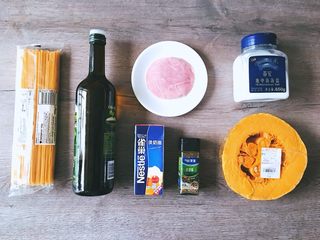 1、南瓜火腿意面,准备好材料