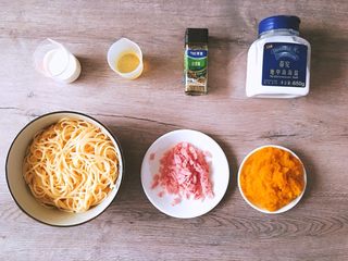 2、南瓜火腿意面,意面煮七八分钟，过冷水加少许橄榄油拌匀备用，火腿切碎，南瓜蒸熟或煮熟后捣成泥