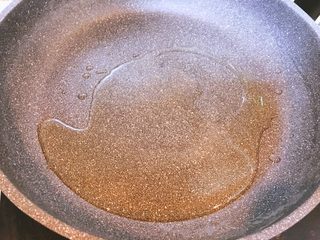 3、南瓜火腿意面,倒入橄榄油加热