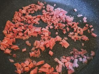 4、南瓜火腿意面,油热倒入火腿翻炒1-2分钟