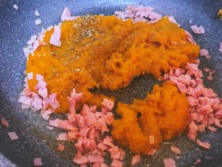 5、南瓜火腿意面,加入南瓜泥和混合香草继续翻炒