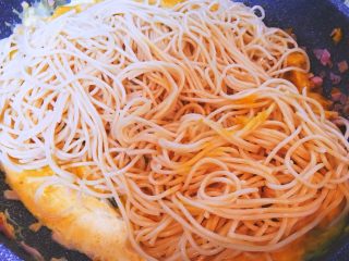 7、南瓜火腿意面,倒入意面