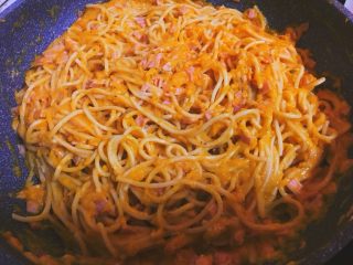 8、南瓜火腿意面,翻炒均匀，尽量让每根意面都沾上南瓜酱