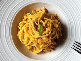 10、南瓜火腿意面,颜色很诱人，要趁热吃啊，凉了口感会差一些