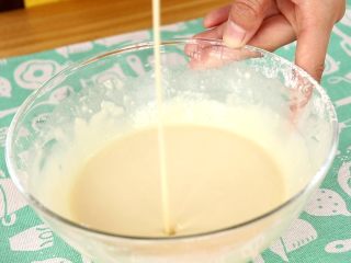 2、水果披萨,搅拌至面糊无颗粒状态