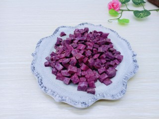 1、#简约营养的#紫薯粥,首先将紫薯去皮，洗干净，切丁。